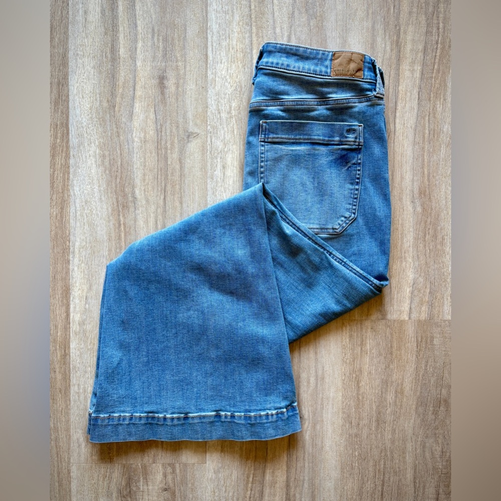 Women's American Eagle Light Blue High Waisted Super Stretchy Denim Flare Jeans